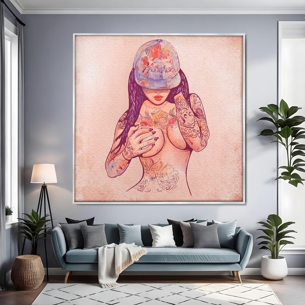 Tablou canvas cu ilustratie digitala cu femeie tatuata, in rama de aluminiu argintiu, pe perete intr-un living